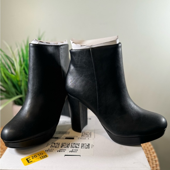 Black size 7 booties. Brand new. Never worn! - Picture 3 of 6